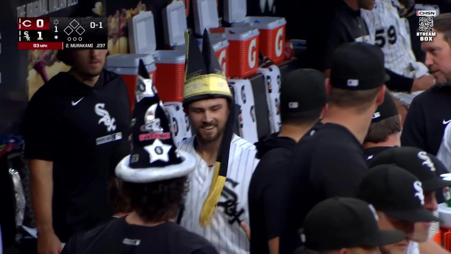 White Sox Celebrate With the Iconic Pope Hat 😂